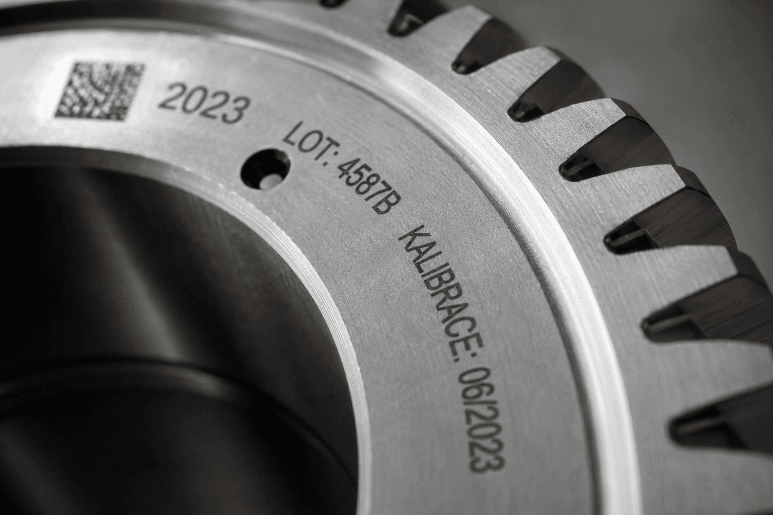 Detail kovového dílu se značeným DataMatrix kódem a kalibračními údaji
